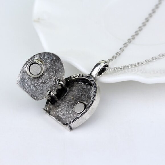 Silver Hobbit Hole, Lord of The‎ Rings Pendant Locket Necklace - Green Door - Picture 2 of 6